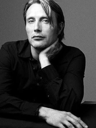 ono__azusa's tweet photo. デンマーク出身の俳優、Mads Mikkelsenさん
最近はファンタビ3のゲラート役が話題だが、007カジノロワイヤル編の役も、冷酷で耽美で最高なので是非見てほしい。
若さだけでは辿り着けない美しさを彼は持っている https://t.co/6KXW5vYfSe