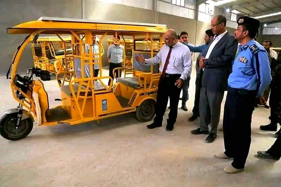 صنع بأيادي يمنيه توك توك ب #الطاقة_الشمسية صناعة البودي وتركيب اللوح وتغيير عمل الماطور من البنزين الى الطاقة الكهربائية ..
عظيم انتم يا #شباب_اليمن
