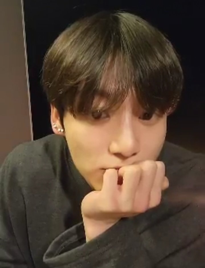 randomG22323248's tweet photo. Look at those lip piercing 😭😭he made my stressful day bright😭😭💜

#Vlive
#jungkook https://t.co/BMkHCIuhfR
