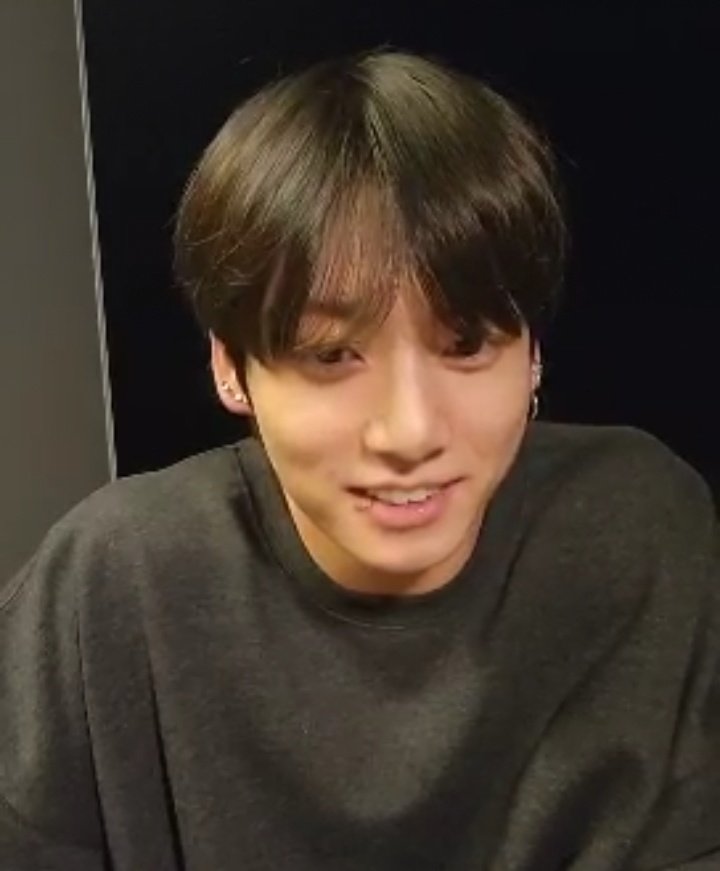 randomG22323248's tweet photo. Look at those lip piercing 😭😭he made my stressful day bright😭😭💜

#Vlive
#jungkook https://t.co/BMkHCIuhfR