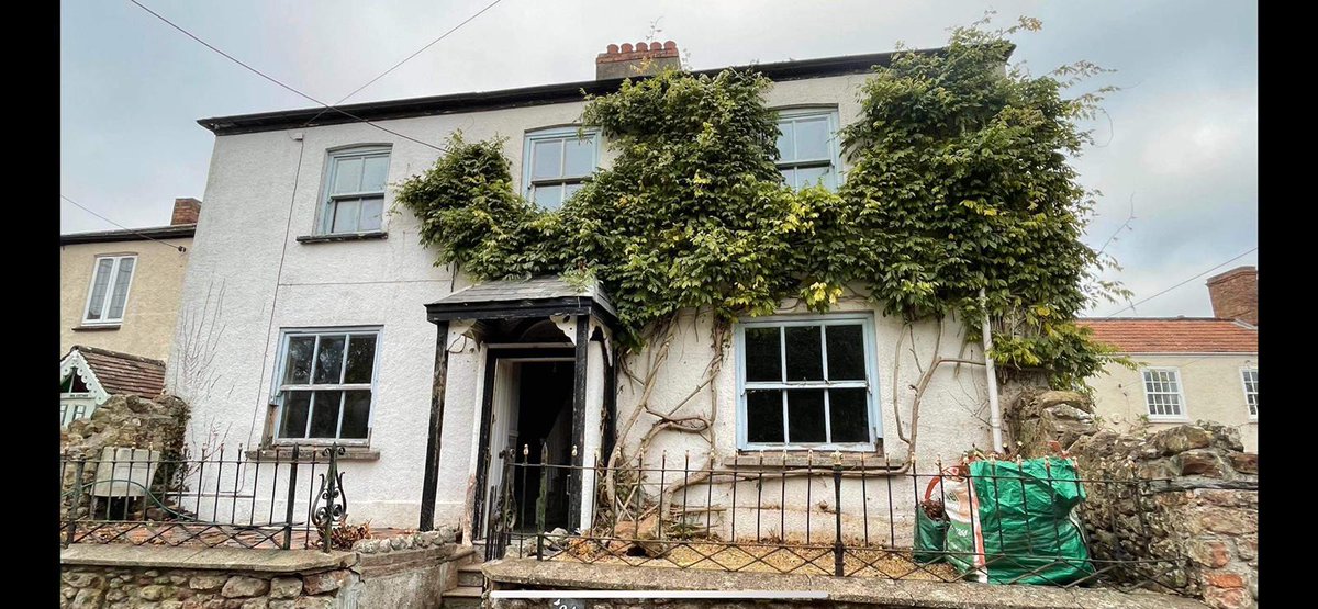 frames_trade's tweet image. Window replacement for this renovation project.
The windows were rotten, and in urgent need of replacement.
Our customer wanted to stay true to the property and chose sliding sash replacement windows in agate grey 😍.

#Windows #slidingsashwindows #installation #renovation