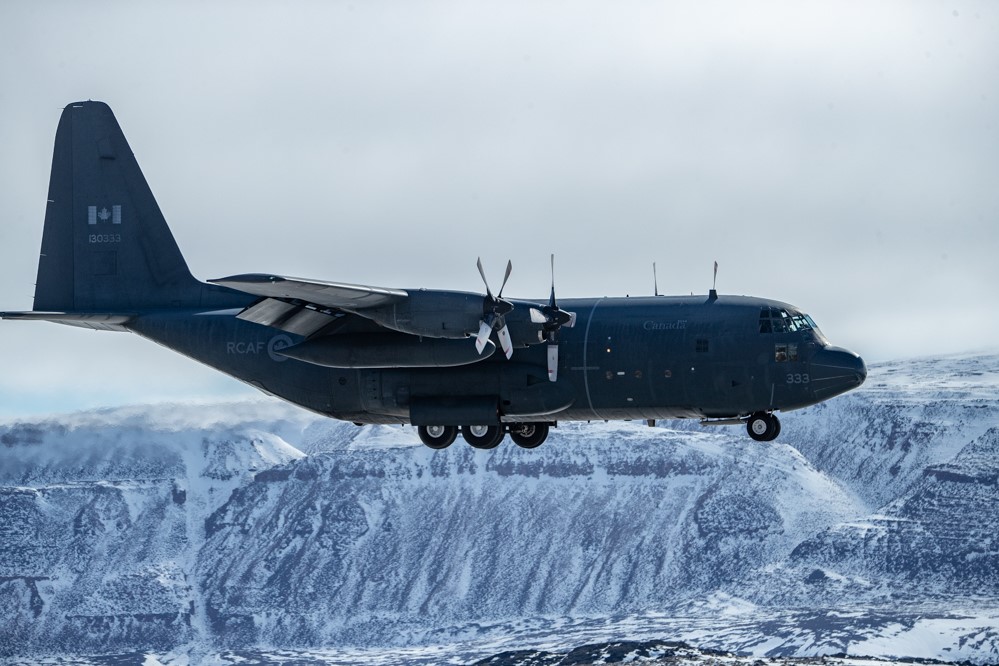 JRCCTrentCCCOS's tweet photo. Les membres de @CASARA_Nunavut se sont entraînés avec l’#Esc424 de l'@ARC_RCAF à Resolute Bay, à Pond Inlet et à Hall Beach. L’exercice incluait le largage de paquets, du parachutisme et la formation d'observateurs. #Sauvetage! @OperationsArc @ACRSA_National #RES #Prêt #Arctique https://t.co/tN5GH6Mv3I