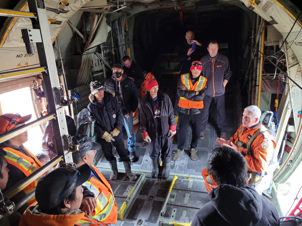 JRCCTrentCCCOS's tweet photo. Les membres de @CASARA_Nunavut se sont entraînés avec l’#Esc424 de l'@ARC_RCAF à Resolute Bay, à Pond Inlet et à Hall Beach. L’exercice incluait le largage de paquets, du parachutisme et la formation d'observateurs. #Sauvetage! @OperationsArc @ACRSA_National #RES #Prêt #Arctique https://t.co/tN5GH6Mv3I