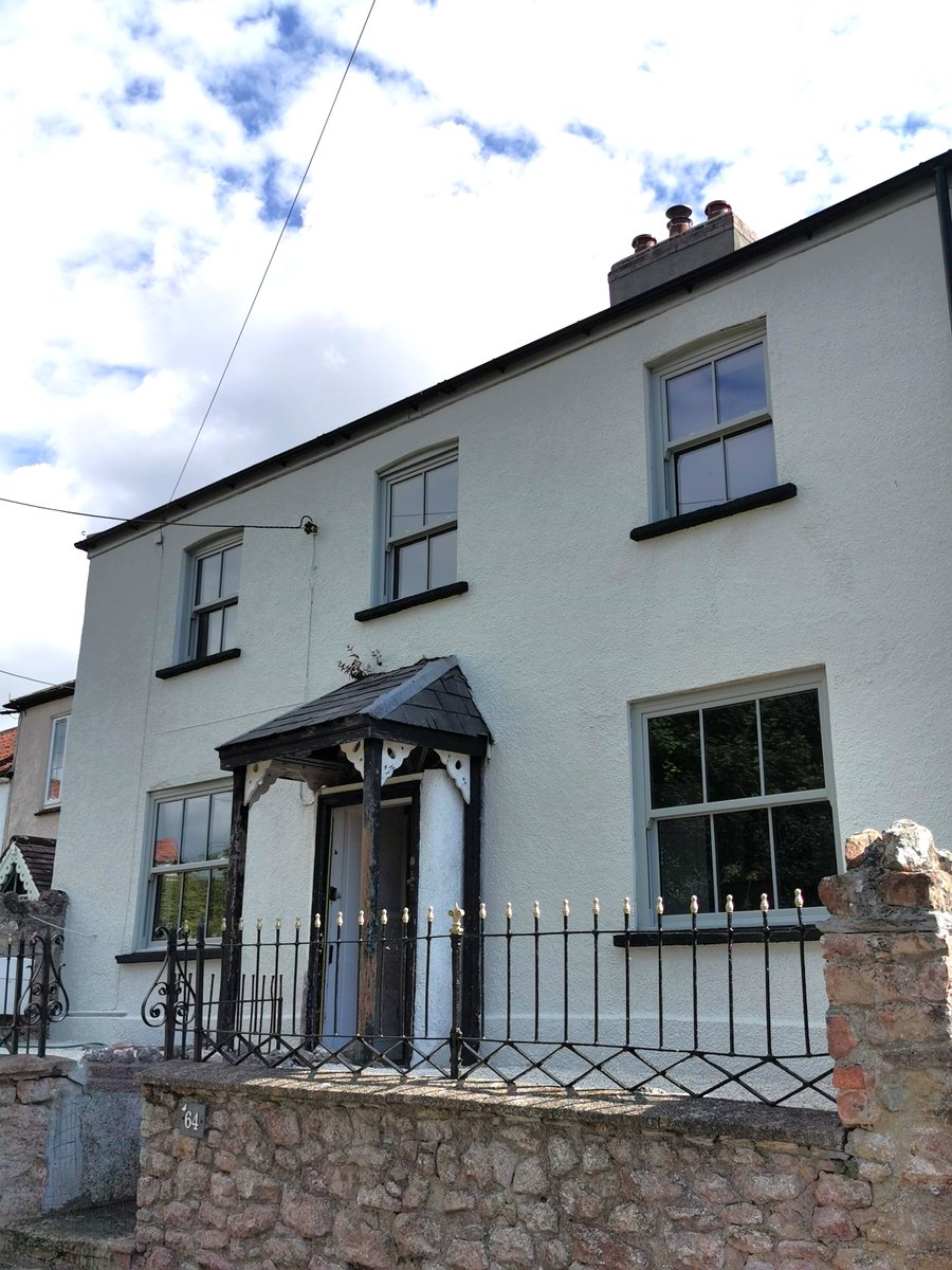frames_trade's tweet image. Window replacement for this renovation project.
The windows were rotten, and in urgent need of replacement.
Our customer wanted to stay true to the property and chose sliding sash replacement windows in agate grey 😍.

#Windows #slidingsashwindows #installation #renovation