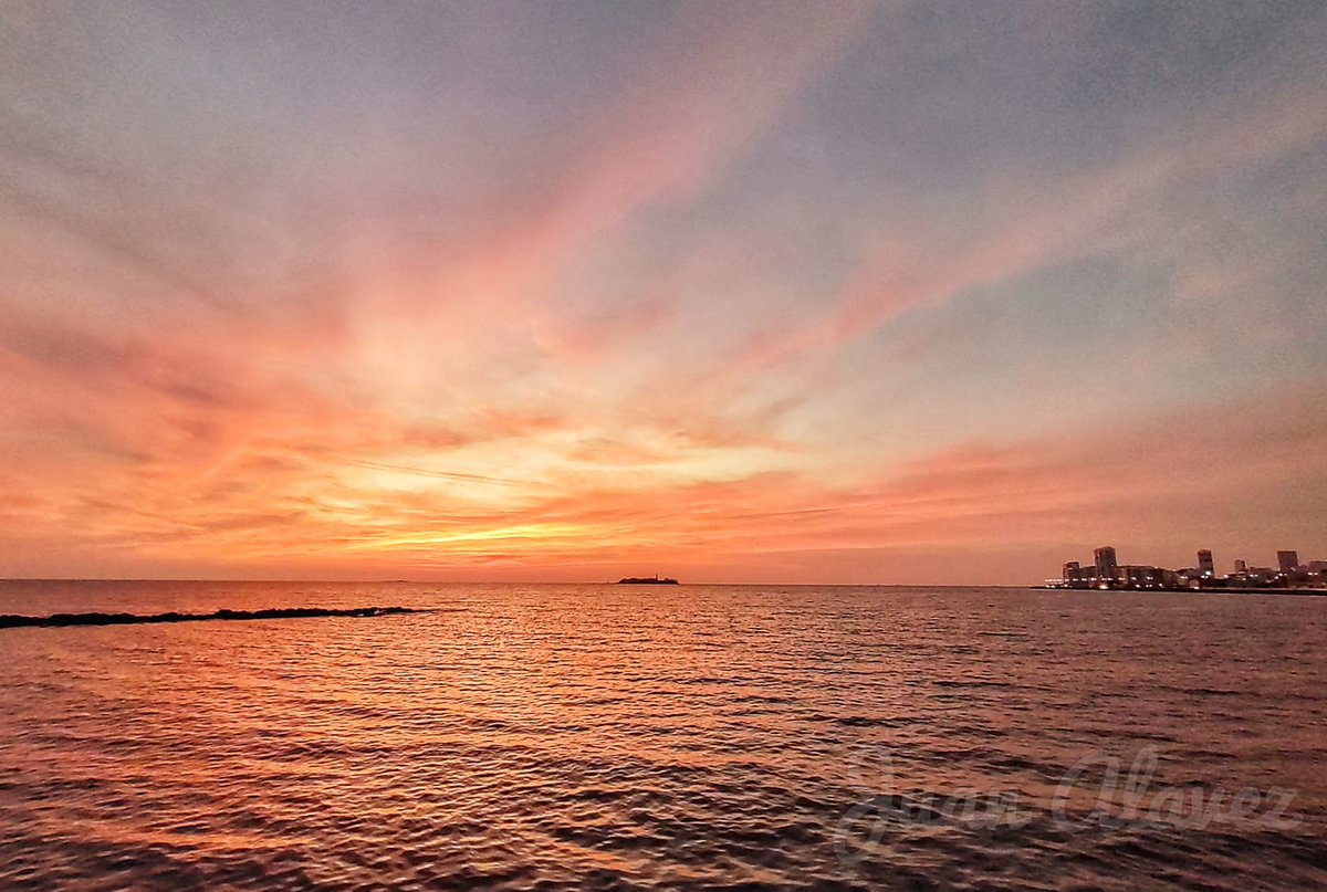 spcver's tweet photo. 07/06/2022

📷 Lydia Yolanda Rio Ugalde y @juanitoalavez nos comparten imágenes del amanecer de hoy en la conurbación Veracruz-Boca del Río, donde nuevamente se reporta una temperatura mínima de 25°C y se espera una máxima de 32-34°C con baja probabilidad de lluvias. https://t.co/lgeAPGNcV5