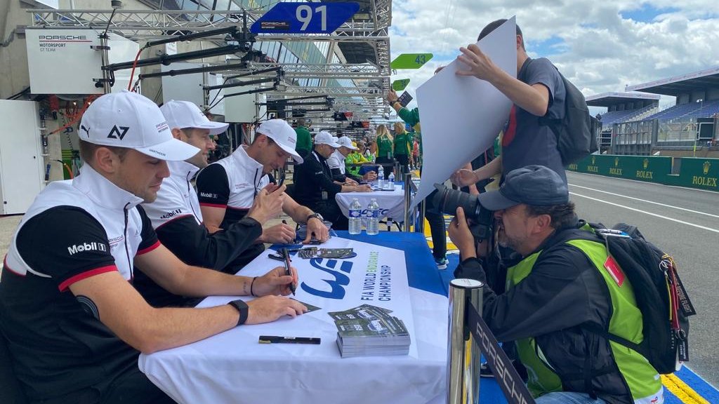 PorscheRaces's tweet photo. #LeMans24 - The @24hoursoflemans autograph session is underway in pitlane. Meet our #Porsche #911RSR works drivers and the @Customer_Racing teams at #LeMans https://t.co/z7x5zfDIJl