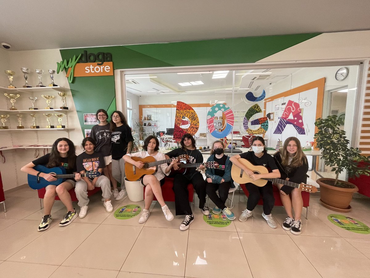 sedabetulay's tweet photo. Başiskele @DogaOkullari 7.sınıflarımız ile koridor konserlerimiz devam ediyor 🌺 
Okulumuzda 6. Ve 7. Sınıf öğrencilerimiz keman- gitar- koro branşlarına ayrılarak müzik derslerinde yeteneklerini geliştiriyor. @GokaySamih @BurcuBilgeBeser https://t.co/e2y6PvysyB