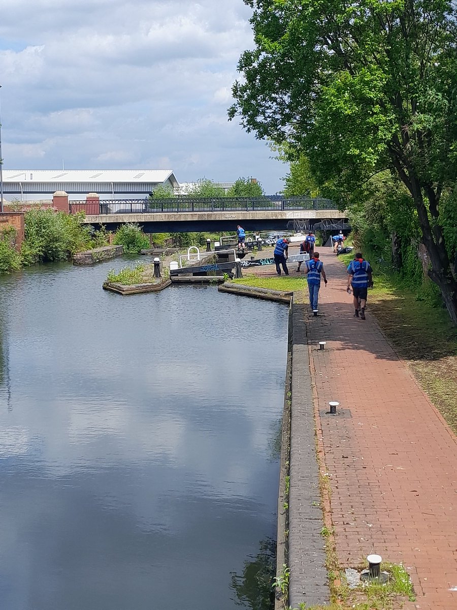 Day in the sun! Lock painting with corporate volunteer group Hanson.