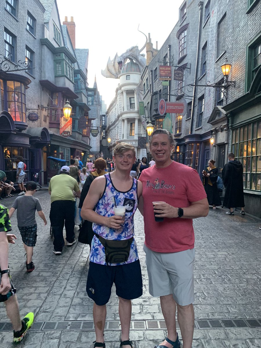 londircks's tweet photo. Fat Camp Day 27: Brutal! Fell@off the wagon hard at universal yesterday. Thank God no where to weigh in! Jane showed up and I had a Mel’s Burger with Fries! BIG FAIL! Added a nice Wizard’s Brew! (Carb Central!) Finished off with Hot Stuff…jalapeño tequila! https://t.co/StnXhp2FrR