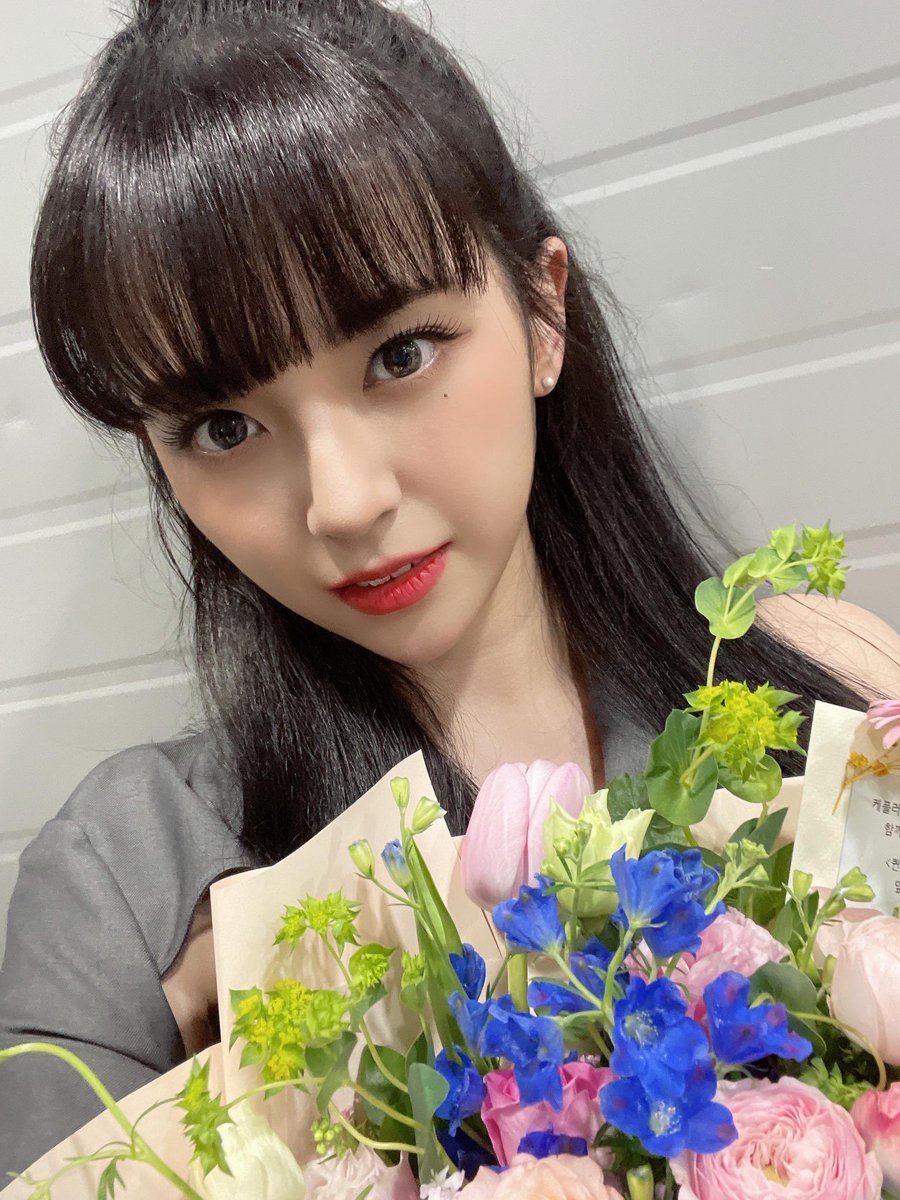 💐   ✧   It's the month of roses where I count as the perfect time to arise again just like how these flowers bloom in along with the sunlight and warm breeze. May the presence of mine with these blossoms bring joy to those who are catching sight of it! ( ⸝•ᴗ•⸝)
