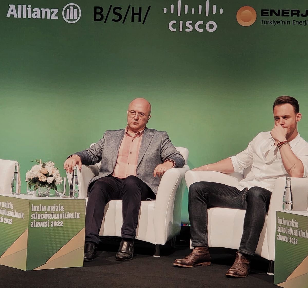 TheBursinSpain's tweet photo. Kerem durante el evento de hoy:

“Hay conciencia sobre la crisis climática, pero no cambiamos nuestros hábitos. Las redes sociales están haciendo que la gente se despierte de manera positiva, pero no estoy seguro de que se tomen medidas”

#KeremBürsin #yuvamdünya https://t.co/nyeqVuMpt1