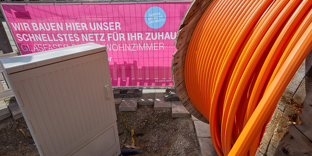 telekomnetz's tweet photo. Rund 1.200 #Glasfaser-Anschlüsse für #Scheibenberg. Nach dem Ausbau Geschwindigkeiten bis 1 Gigabit pro Sekunde (Gbit/s) möglich. Kostenfreien Hausanschluss sichern: https://t.co/Kx04iltN6c. #DasNetz #Telekom #Glasfaserismagenta https://t.co/FbqccTABoC