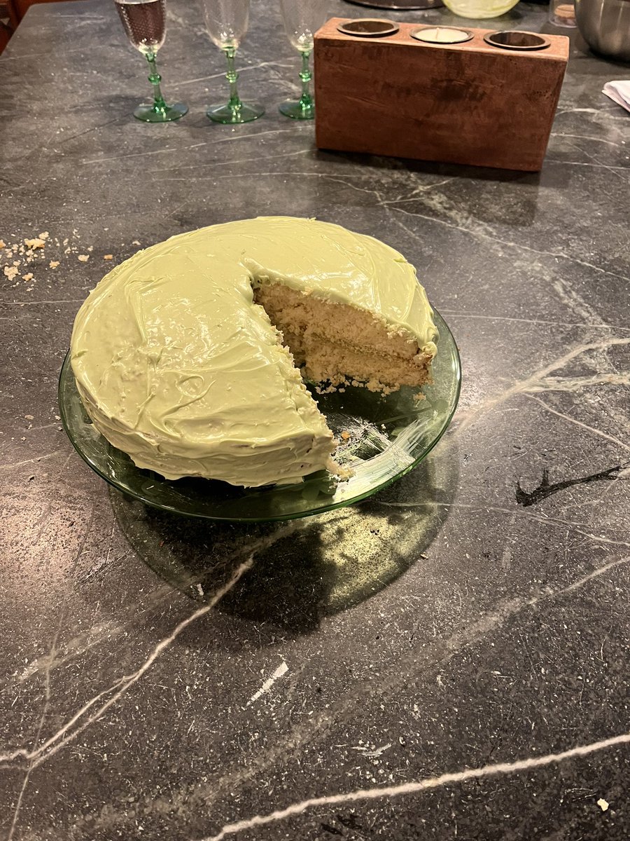 mathlete79's tweet photo. Weekend kitchen science fun. A glowing cake colored with chlorophyll on a glowing uranium glass plate. https://t.co/PW7RxYrnGF