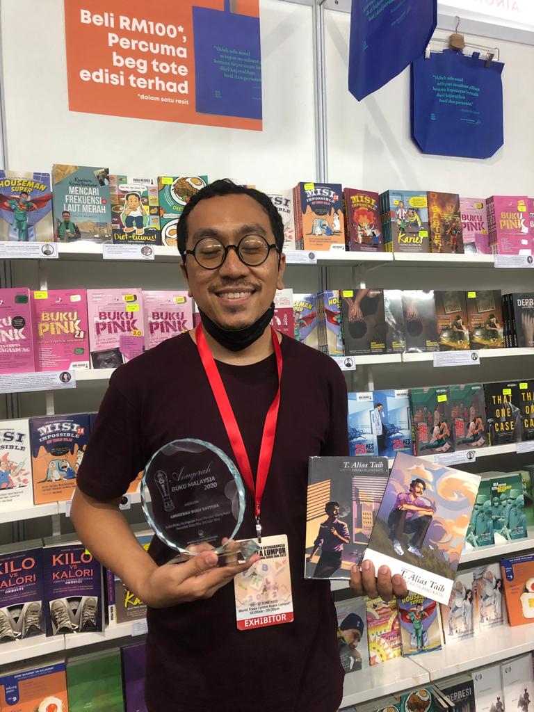 FahdRazy's tweet photo. Kumpulan puisi, Peneka Silangkata oleh T Alias Taib memenangi Anugerah Buku Negara kategori buku sastera.

Ia merupakan himpunan puisi T Alias Taib yang belum pernah dimuatkan dalam buku sebelum ini.

Boleh dapatkan di booth KataPilar, jika berminat. https://t.co/XTezWd4zna
