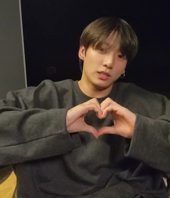 kthpjmuse's tweet photo. "eu acho que enquanto você estiver vivendo sua vida, você deve fazer as coisas que você quer fazer" - jeon jungkook https://t.co/x1slb8Gosz