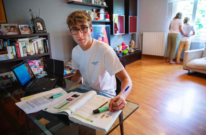 PhelanMcDermid's tweet photo. A un día de comenzar #selectividad Unai recibe el apoyo de su madre, Coro y su hermano Uxue. Los cuales organizan la #uxuetrail para crear conciencia  sobre la enfermedad del síndrome de #phelanmcdermid

Descubre más: https://t.co/dpWUlc4a7n
@CoroTellechea #runlikeahero https://t.co/QpZrHD6g7T