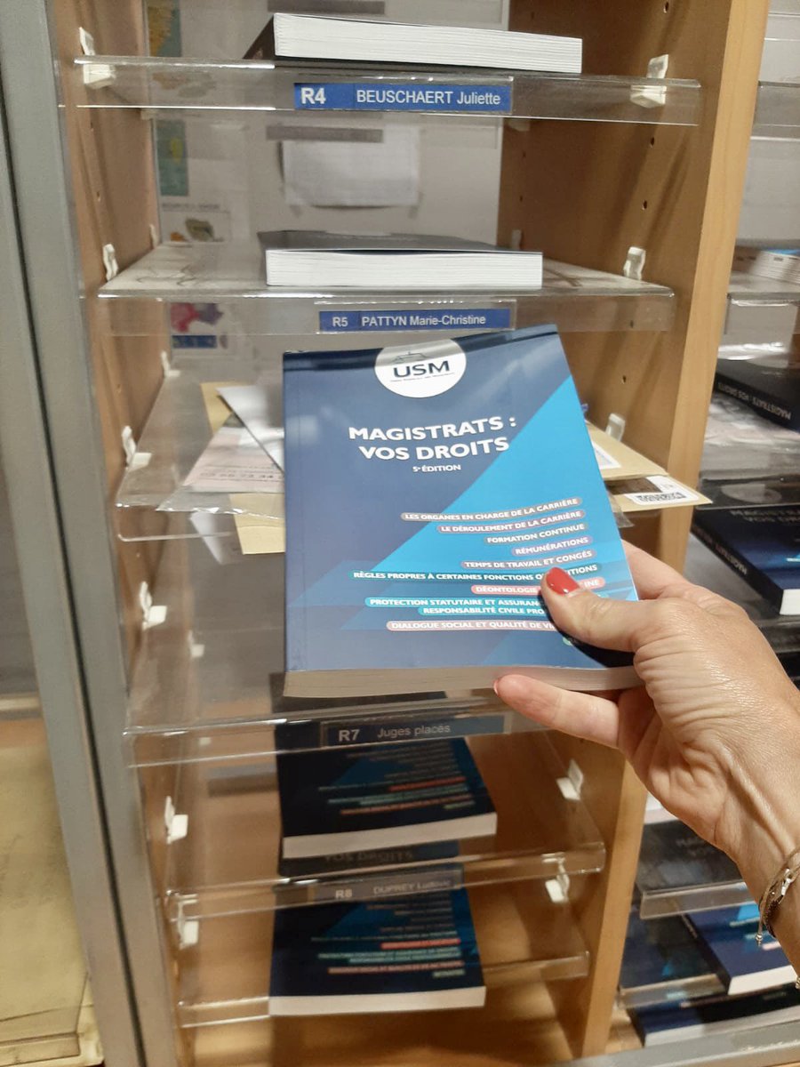 UsmLille's tweet photo. 127 guides « Vos Droits » distribués ce midi en équipe à tous les magistrats du TJ de Lille ✅ Merci #TeamUSM 💪 @UsmAubeneau @USM_magistrats https://t.co/nWrYPc2B5h