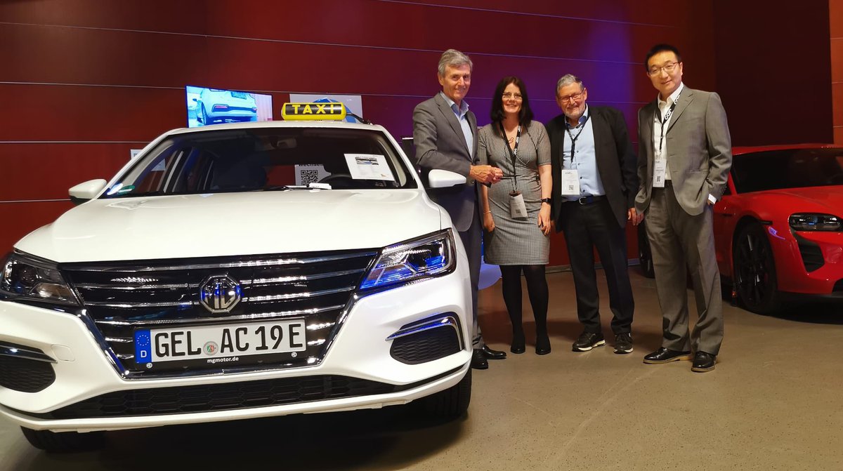 InfraDianba's tweet photo. Aus normalen E-Tankstellen können additiv #Energiestationen bzw. Knotenpunkte einer flexiblen und dezentralisierten EE- Stromversorgungs-Infrastruktur werden. Das CAR Symposium 2022 war eine gelungene, wegweisende Veranstaltung!
#Batteriewechsel #carsymposium #energiewende #BWS https://t.co/rqR5sLNrlr