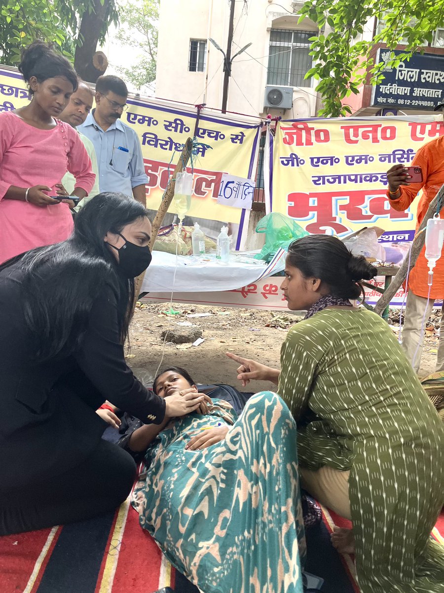 pushpampc13's tweet photo. यहाँ नर्सिंग छात्राएँ नहीं, बिहार की इज़्ज़त सड़क पर बेसुध पड़ी है - लाठी खाकर, हर दिन पुलिसिया धमकी सुनकर, लाचार, असहाय, पढ़ने की भीख माँगती हुई भूखी-प्यासी। बेटी बचाओ, बेटी पढ़ाओ…? थू! @NitishKumar https://t.co/6rvqiNkdLP