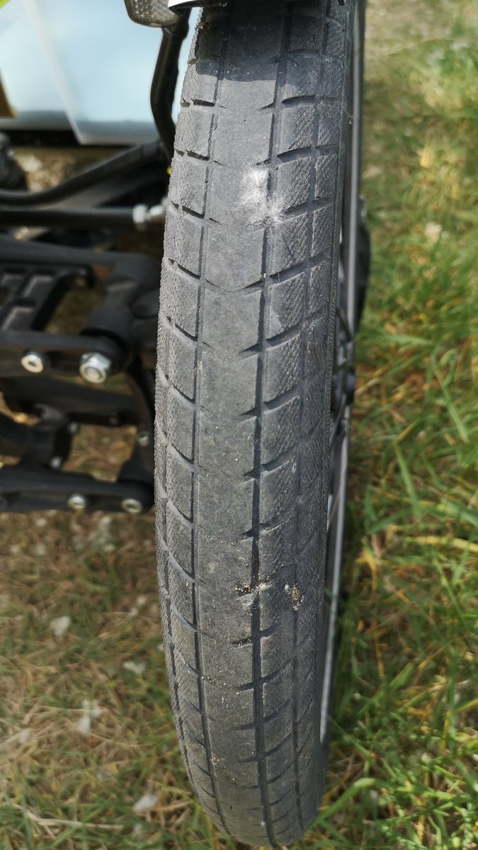 EinRobert1's tweet photo. Er meinte auch, meine #BigBenPlus vorne müssten neu. Zu wenig Profil... Achso? Dafür dann Geld ausgeben?

Ich meinte die haben Pannenschutz. Erst wenn die Lauffläche Blau wird, wechsel ich. Flanken sehen wie neu aus. Und im Sommer auf Asphalt brauche ich wie viel Profil? 😃 https://t.co/lNmcHBlY3S