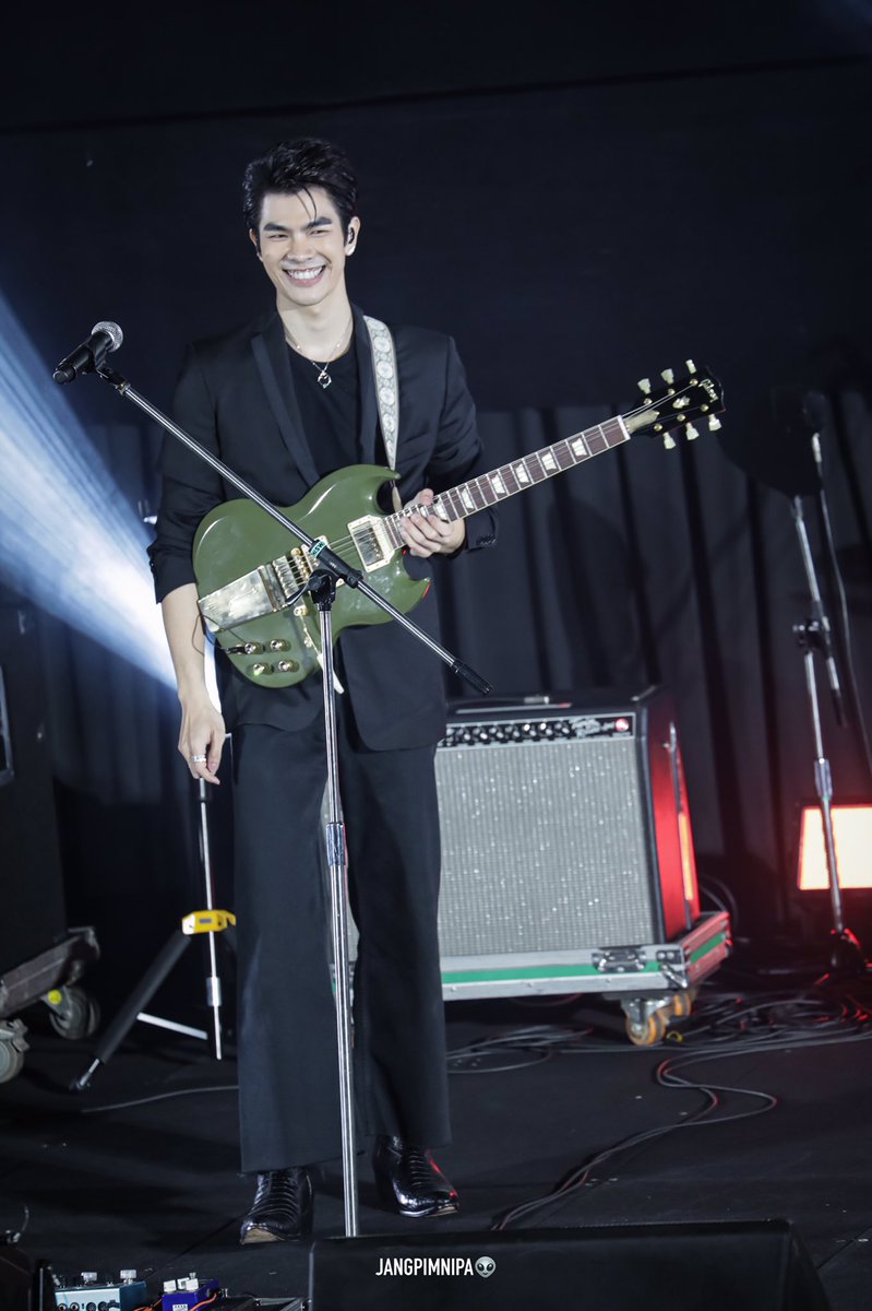 jangpimnipa's tweet photo. พี่มายกับกีต้าร์โครตลงตัว 🎸

— ; @milephakphum 
#MilePhakphum​​
#kinnporscheworldtour2022
#KPWorldPress https://t.co/CNVLvMB8dB