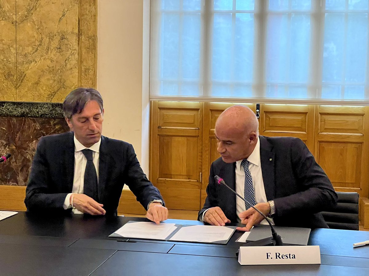 fabri_sala's tweet photo. Entro i prossimi tre anni miriamo ad essere la prima regione in Europa nel campo della #cybersecurity! Con @polimi , @Esercito , #AriaSpa e @intesasanpaolo firmato l’Accordo per dotare Milano, prima città al mondo, di una rete ultrasicura di comunicazione quantistica. https://t.co/FKqmNmfT9l