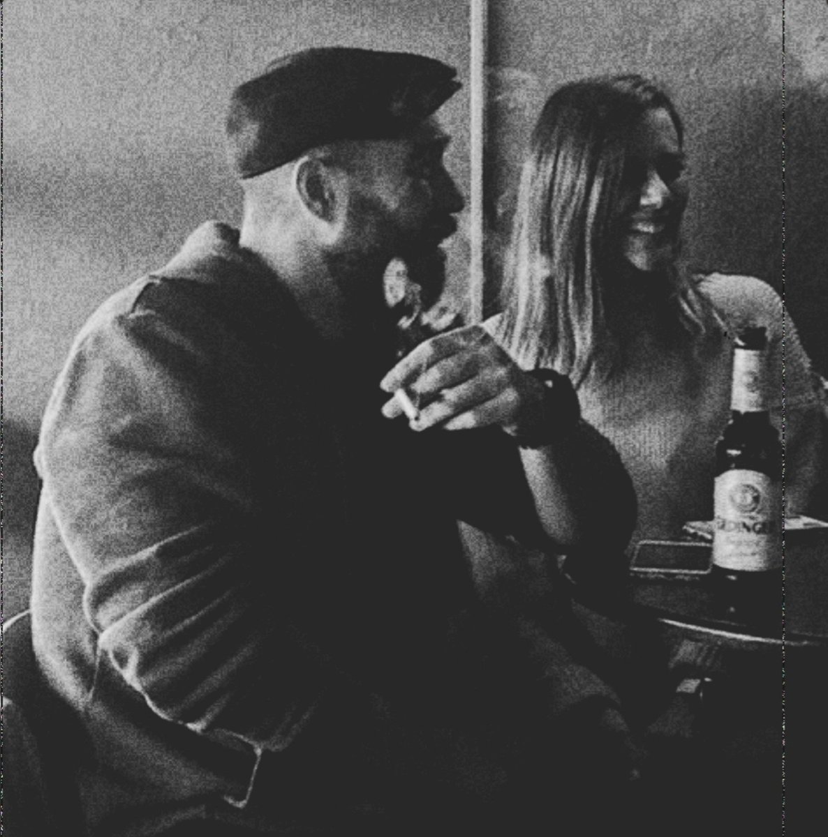 Sen öteki yüzümün önüne gelen gündün
Yüzün öte batı kilisede yanan güldü