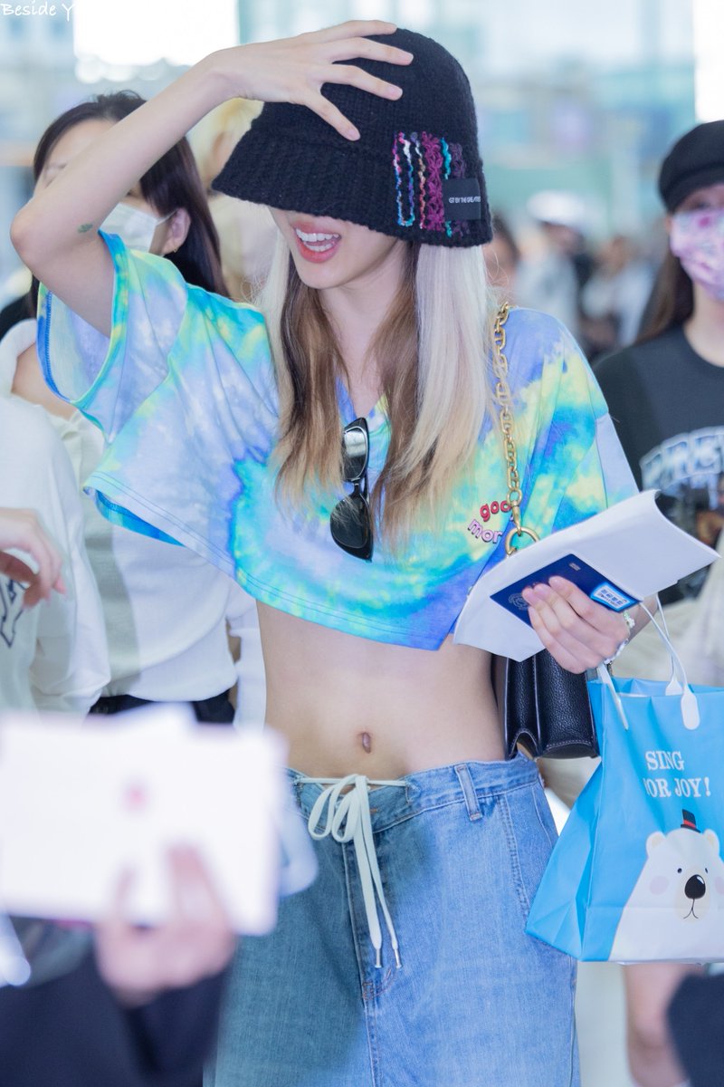 BesideYoo0107's tweet photo. 220605 BCN Departure HQ

😈😏

#유현 #Yoohyeon 
#드림캐쳐 #Dreamcatcher
#PrimaveraSound #PrimaveraSound2022 #DreamcatcherAtPrimavera #DREAMCATCHERInSpain https://t.co/fMzUi9lETB