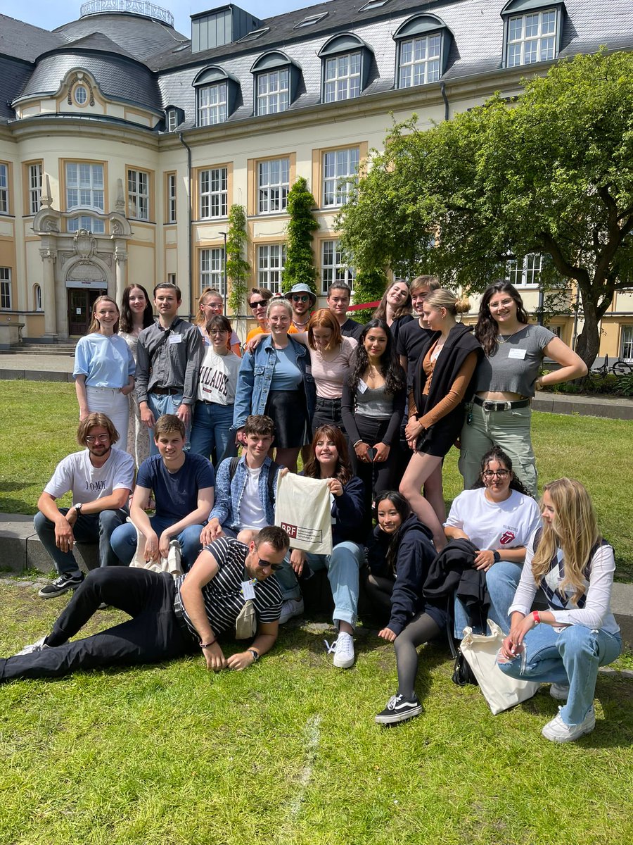 Weednamesin1's tweet photo. @fsi_fu @BundesFSJura 

Ein Bild von den anwesenden Vertreter*innen aus Berlin-Brandenburg bei der BuFaTa2022 in Hamburg :) 

#Fachschaftsliebe #BRFLiebe https://t.co/3AHZgp2ZdB