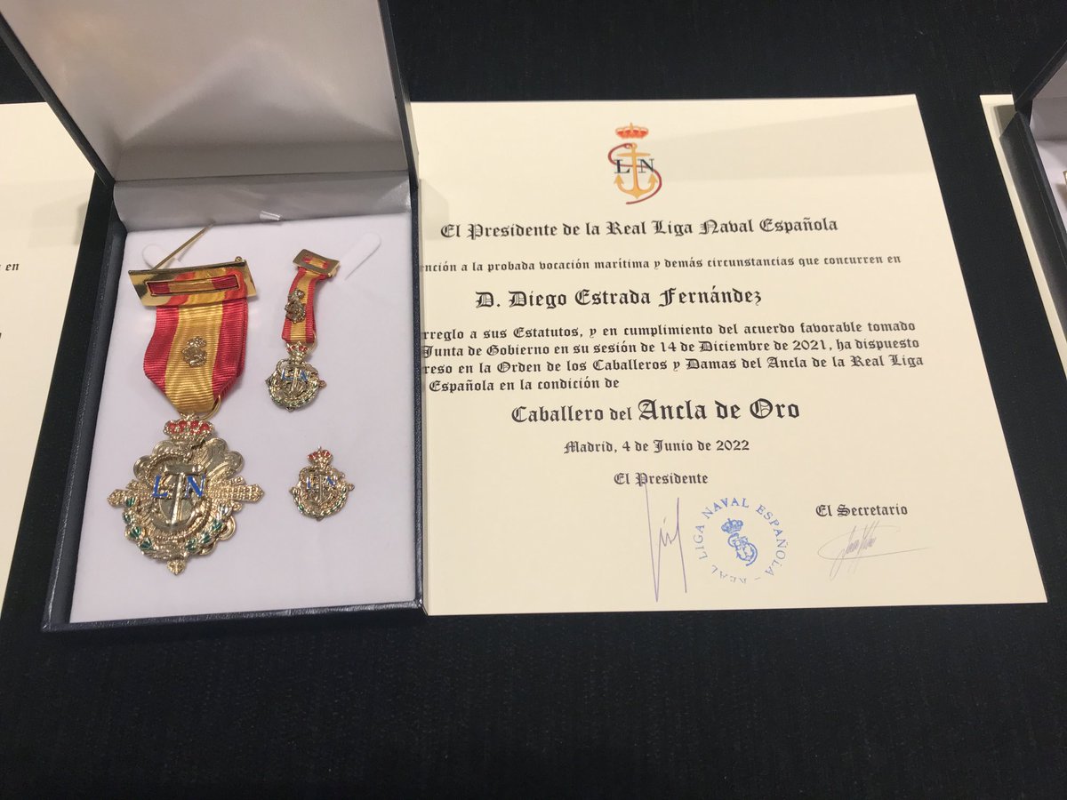 DiegoEstradaFe2's tweet photo. Entrega de la medalla “Caballero del Ancla de Oro” por la Real Liga Naval de España, en la cena de Gala del 4 junio 2.022 en el Hotel Meliá Castilla. https://t.co/zNPdQkDTbI