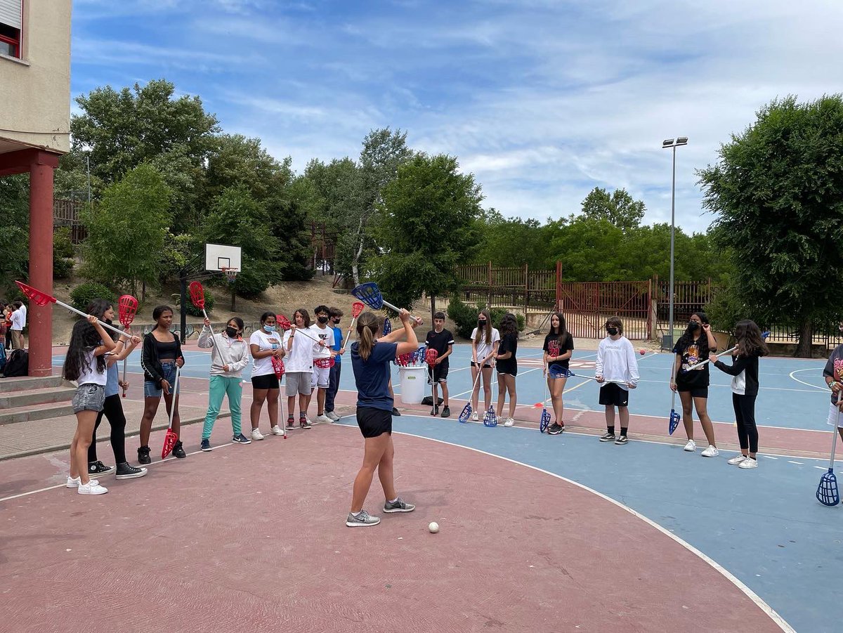 ijoaquinrodrigo's tweet photo. ¡Ayer disfrutamos de una jornada de #Lacrosse con Carrie, entrenadora de la Asociación Española de Lacrosse! ¡Nuestros alumnos pudieron descubrir y aprender sobre un deporte que cada vez se practica más en España! #VolverAJugar #VolverASer #joaquinrodriguismo https://t.co/P6c2FJMLKP