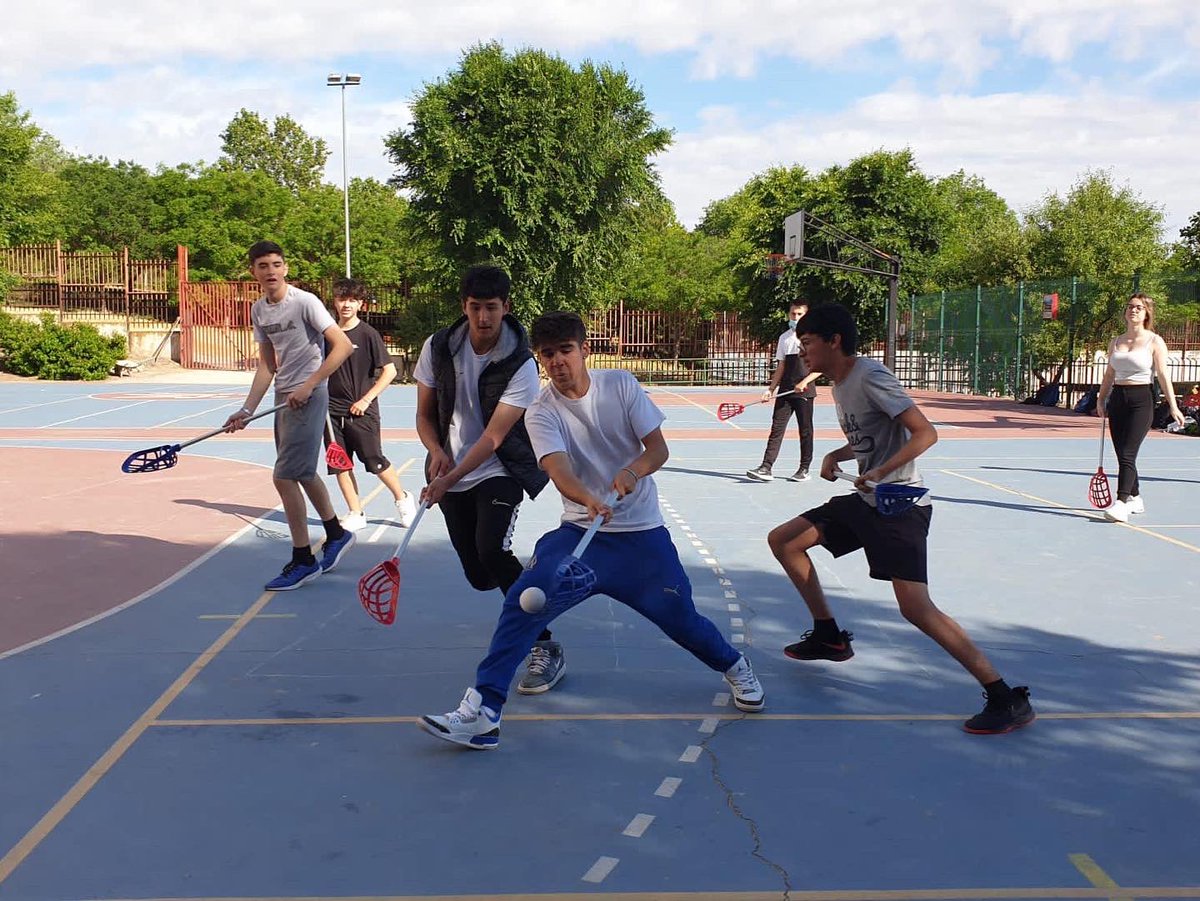 ijoaquinrodrigo's tweet photo. ¡Ayer disfrutamos de una jornada de #Lacrosse con Carrie, entrenadora de la Asociación Española de Lacrosse! ¡Nuestros alumnos pudieron descubrir y aprender sobre un deporte que cada vez se practica más en España! #VolverAJugar #VolverASer #joaquinrodriguismo https://t.co/P6c2FJMLKP