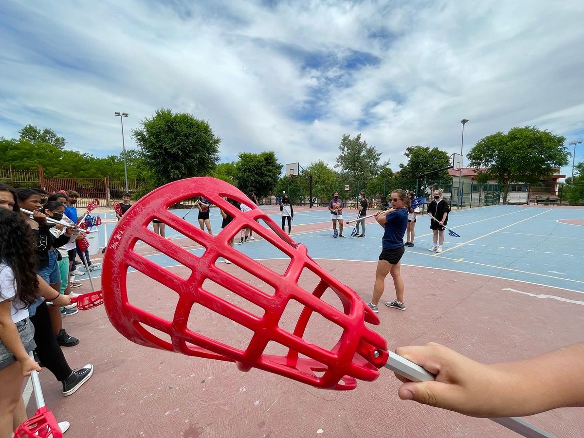 ijoaquinrodrigo's tweet photo. ¡Ayer disfrutamos de una jornada de #Lacrosse con Carrie, entrenadora de la Asociación Española de Lacrosse! ¡Nuestros alumnos pudieron descubrir y aprender sobre un deporte que cada vez se practica más en España! #VolverAJugar #VolverASer #joaquinrodriguismo https://t.co/P6c2FJMLKP