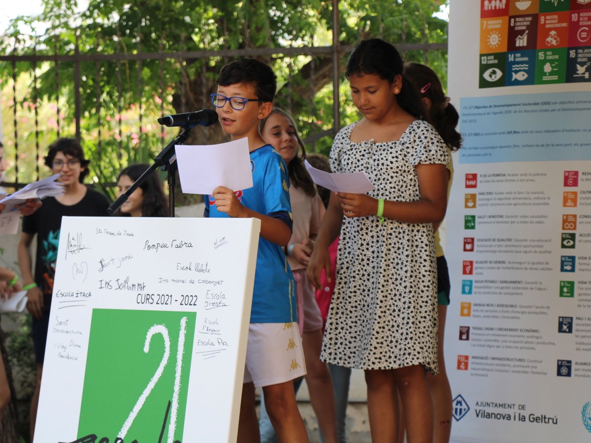 ajuntamentvng's tweet photo. 🌎Els centres escolars celebren el Dia Mundial del Medi Ambient

📜S'ha fet la lectura d'un manifest i s'han lliurat els premis de la Mostra d'Objectes Reciclats

ℹ️https://t.co/fNF4hmI4Iq

#agenda21escolar
#VNGsostenible https://t.co/rl4oOmNP5W