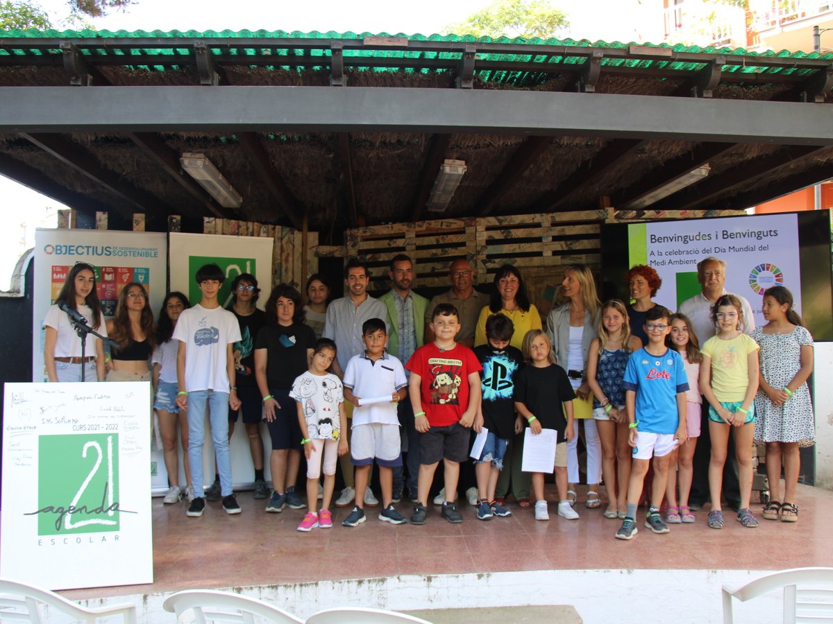 ajuntamentvng's tweet photo. 🌎Els centres escolars celebren el Dia Mundial del Medi Ambient

📜S'ha fet la lectura d'un manifest i s'han lliurat els premis de la Mostra d'Objectes Reciclats

ℹ️https://t.co/fNF4hmI4Iq

#agenda21escolar
#VNGsostenible https://t.co/rl4oOmNP5W