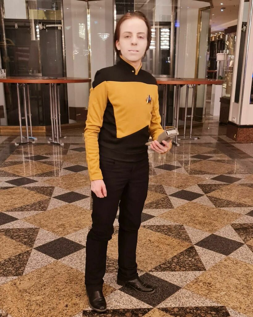 SeanHarry's tweet photo. A young Data seen prowling the corridors of FedCon 30.
#Fedcon #Fedcon30 #fedconcosplay #startrek #startrekcosplay #startrekthenextgeneration #tng #startrekthenextgenerationcosplay #Data #datacosplay https://t.co/ncIeuZfDcN