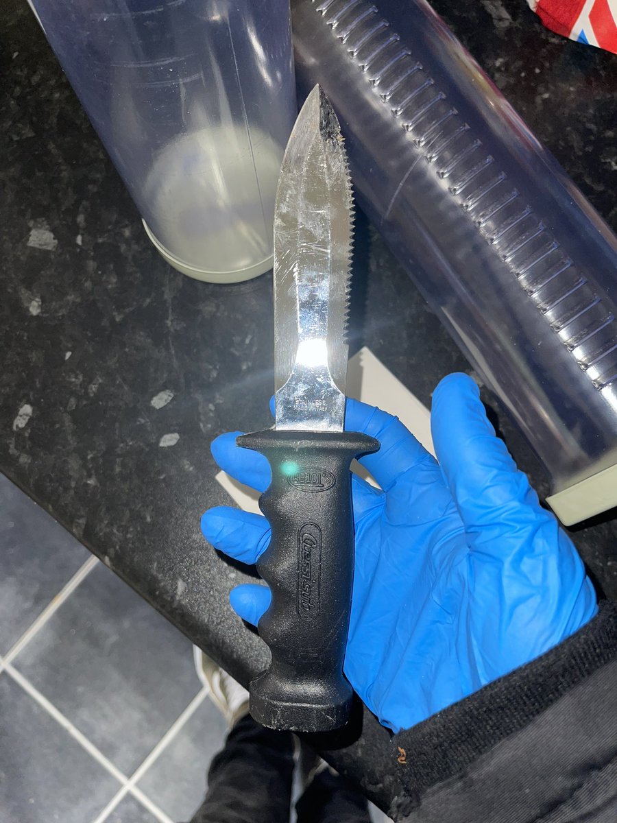 Thank you to the Concerned member of the public that contacted @KnifeEast After seeing a knife disposed in a local bin & also thank you to our Community Outreach Worker who had a chat with the lads afterwards ⭐️ @CorbyWatch @CorbyPolice @NNorthantsC