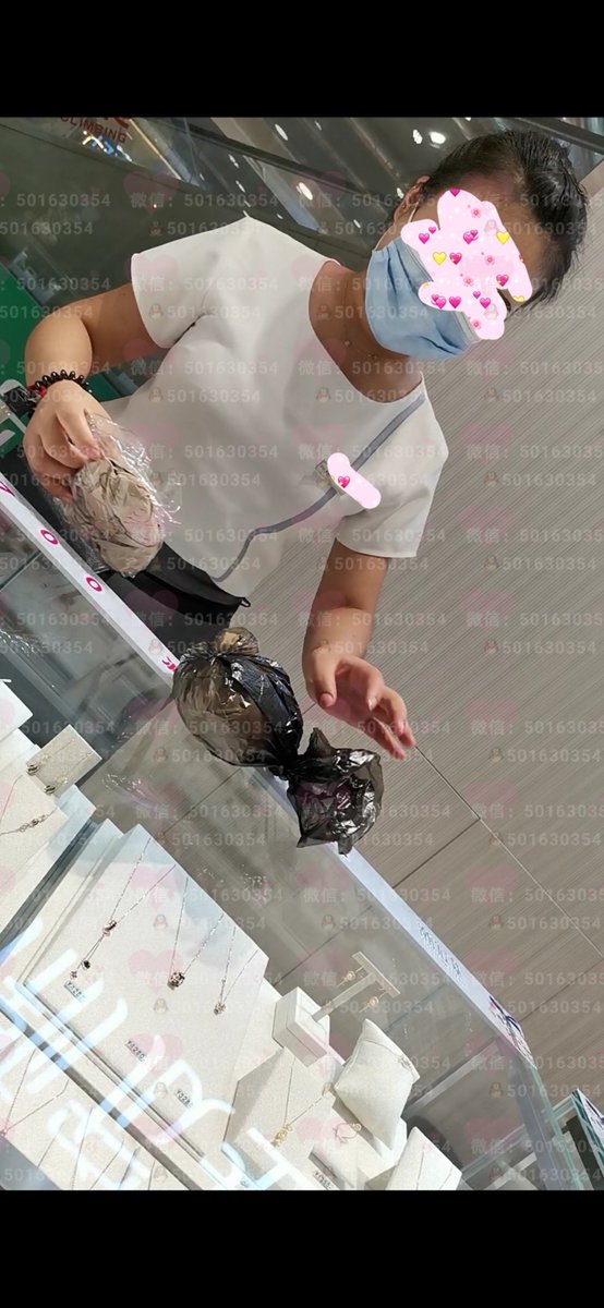 footfetish888's tweet photo. 珠宝专柜【潮宏基】，妹子的肉丝，味道一绝！妹子告诉我回去了再打开，我说为什么，她说：臭！😅😅 https://t.co/4Ey7fL0x3b