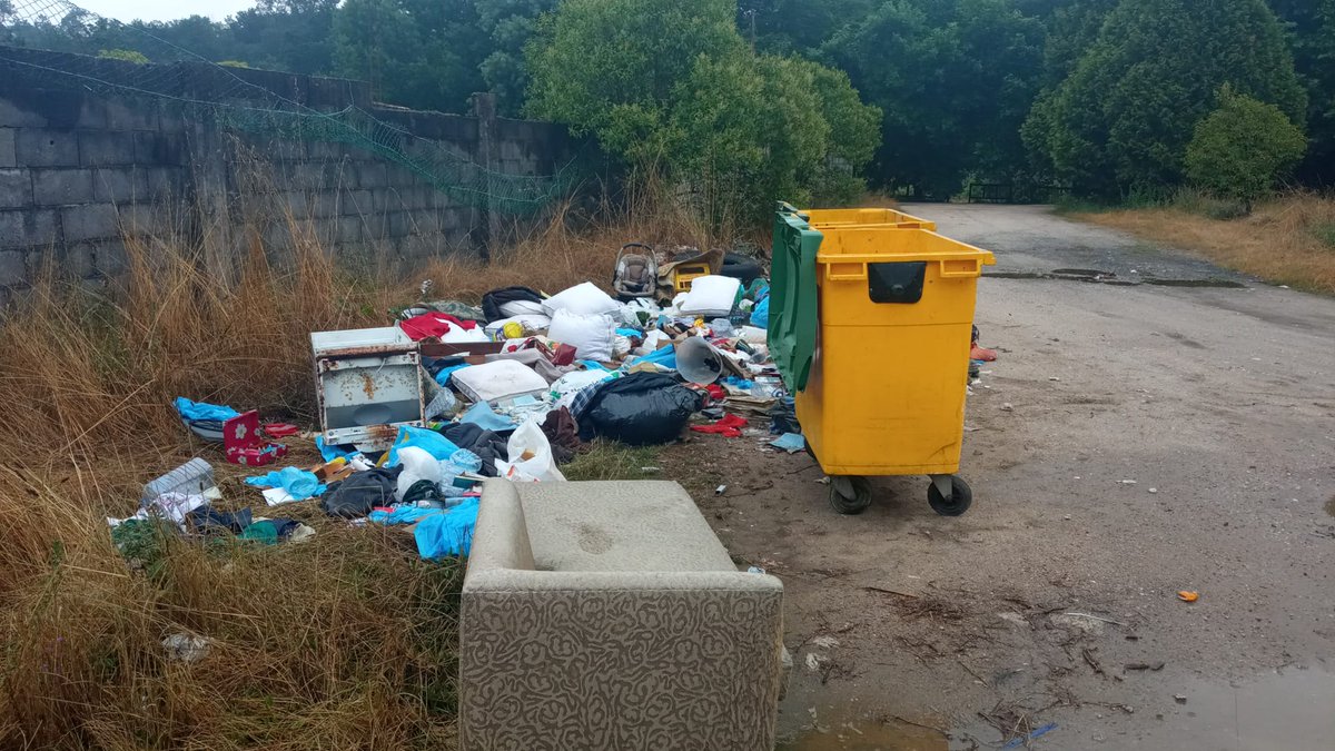 ponteareas_gal's tweet photo. 👉 Cada residuo sólido ten o seu lugar para desbotalo. Deixalo onde non corresponde provocan #verteduras 🚯 como as das fotos, 📸👇 recollidas esta fin de semana, que ademais ⬇️
▪️ causan importantes prexuízo á veciñanza e ao medio ambiente.
▪️ implica elevadas sancións. https://t.co/0jNTfRF9oG