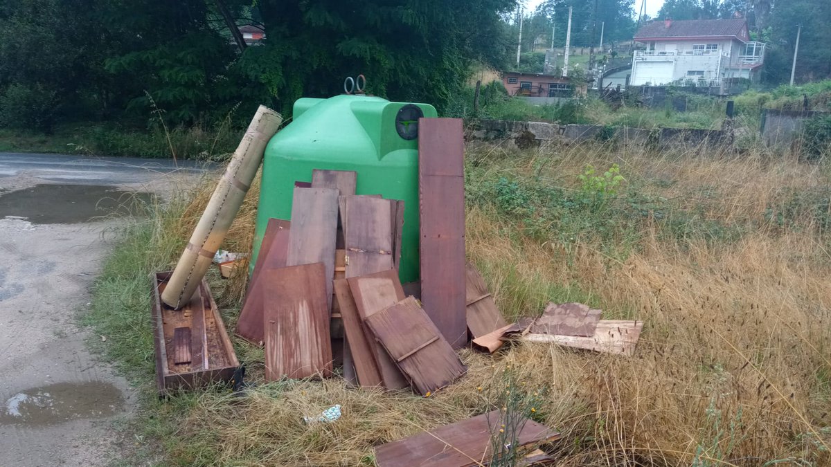 ponteareas_gal's tweet photo. 👉 Cada residuo sólido ten o seu lugar para desbotalo. Deixalo onde non corresponde provocan #verteduras 🚯 como as das fotos, 📸👇 recollidas esta fin de semana, que ademais ⬇️
▪️ causan importantes prexuízo á veciñanza e ao medio ambiente.
▪️ implica elevadas sancións. https://t.co/0jNTfRF9oG