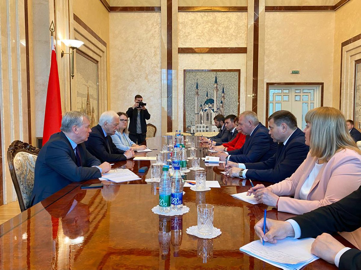 RusEmbassyMinsk's tweet image. 🇷🇺🇧🇾 7 июня Посол России в Беларуси Борис #Грызлов встретился с председателем Правительства Республики #Мордовия Владимиром Сидоровым

• Участники встречи обсудили ряд актуальных вопросов межрегиональной повестки российско-белорусского сотрудничества.

🔗 t.me/RusEmbassyMins…