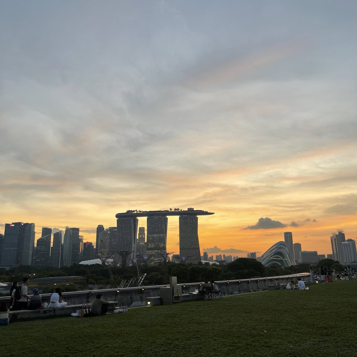 mintlypsyy's tweet photo. ปักหมุด 📍 ใครมาสิงค์โปร์อยากให้เเวะมา Marina barrage ถ้ามารถบัสหรือรถไฟฟ้าใต้ดินเดินต่อไกลนิ��นึง ✨ ถ้าอยากถึงเลยเเนะนำเเท๊กซี่งับ บรรยากาศดีมากกก มาเย็นๆใกล���พระอาทิตย์ตก ชิวมากกกกกกกกกกก เเนะนำเลย https://t.co/Sjme0oczXQ