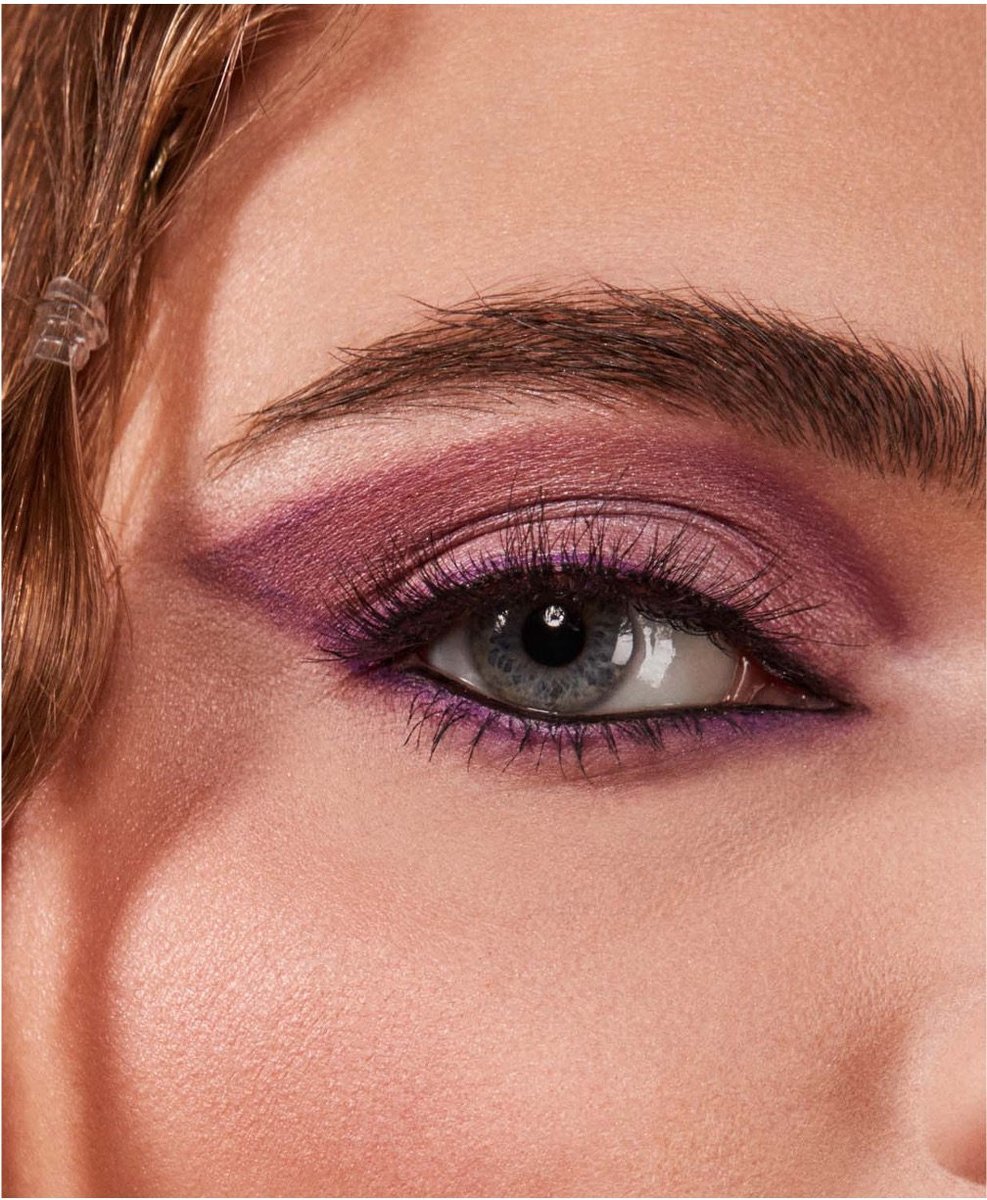 Bring out your inner DIVA DOLLY. ❤️
💥 Apply FIERCE applied wet on the lid
💥 Add ON FIRE in the outer corner and inner corner
💥 Apply DAMN to enhance contours and WILD CHILD in the crease as a transition
💥 Finish look with GO GETTER on the brow bone and inner corner of the eye