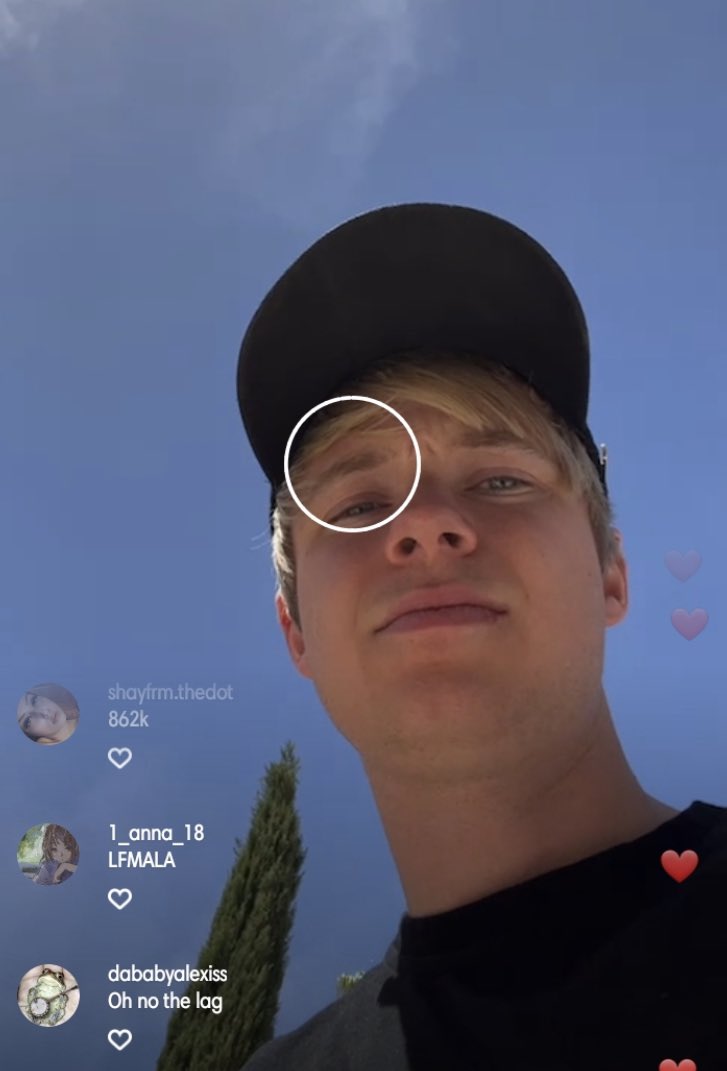 _dzacx's tweet image. this is the definition of boomer who doesn’t know how to use a phone