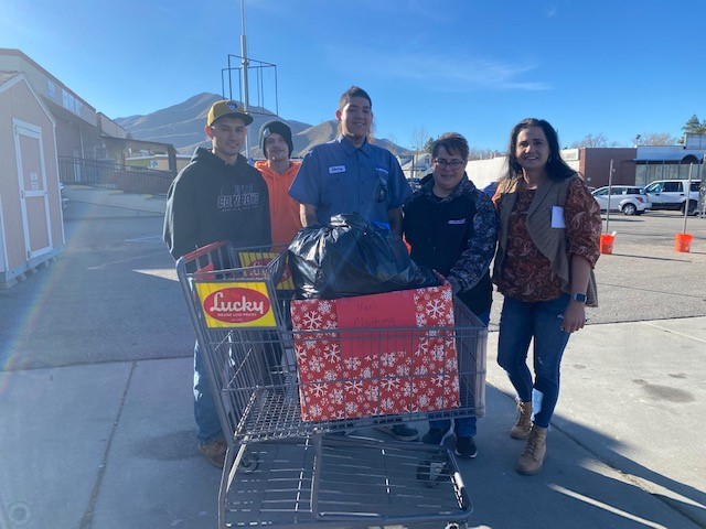 CarlisleSynTec's tweet photo. Last November, employees of Carlisle Construction Materials (CCM) located at the Polyiso plant in Tooele, Utah collected monetary, food and clothing donations for the Tooele County Resource Center (Tooele CRC).
#NationalRoofingWeek #CharitableProjects @NRCAnews https://t.co/VlFymGeAv5