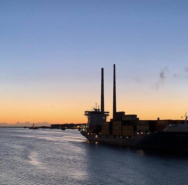Who was up early this Bank Holiday to catch the sunrise?🌅

Gorgeous photo taken by Eddie Downes - Dublin Port Harbour Ops Team

#DublinPort #Dublin #photography #photooftheday #bankholiday #June