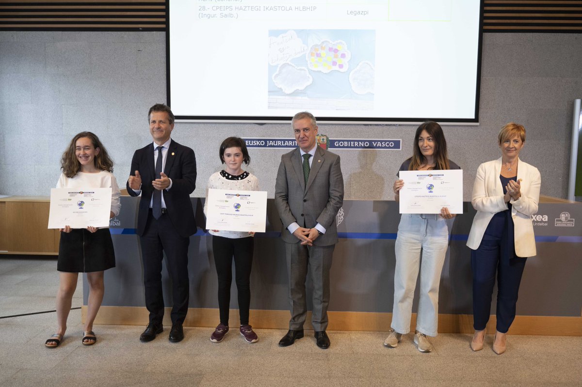 Educar es convivir e implicar al alumnado. 31 centros escolares han recibido de manos del Lehendakari la certificación “Escuela Sostenible”. Estas comunidades escolares han demostrado su esfuerzo  por la innovación, la calidad y el compromiso con el medio ambiente. Zorionak!