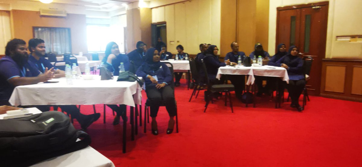 TrafficPoliceMv's tweet photo. އެމް.ޓީ.ސީ.ސީގެ ޓްރާންސްޕޯރޓް ޑިވިޝަންގައި މަސައްކަތްކުރާ ބަސް ޑްރައިވަރުންނާއި ކޮންޑަކްޓްރުންނަށް ޚާއްސަ ކޮށްގެން ކުރިއަށް ގެންދާ މަގުމަތީގެ  ސަލާމަތާއި ރައްކާތެރިކަމާގުޅޭ މައުލޫމާތު ދިނުމުގެ  ސިލްސިލާ ޕުރޮގްރާމްގެ 4 ވަނަ ސެޝަންގެ ތެރެއިން.
@MTCCPlc 
#RoadPolice
#PoliceMv https://t.co/kllk3tuDEw