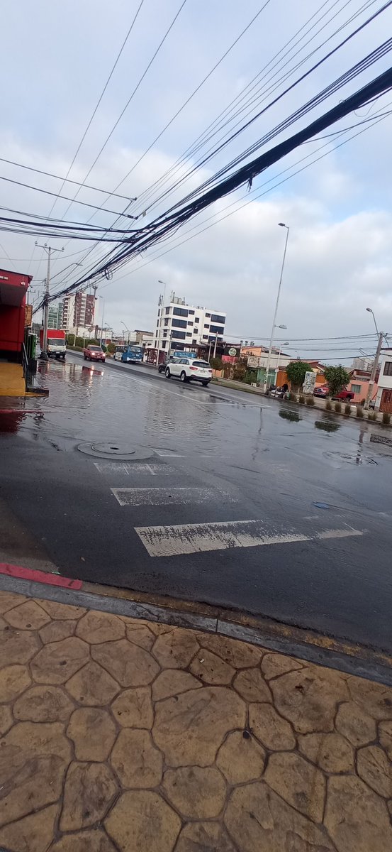 Gerandres94's tweet photo. #Antofagasta
⚠️ Precaución ⚠️ Angamos con nicanor plaza, corriente de agua en bajada a la costanera por Homero Ávila. Sector playa blanca sin Agua potable ( sin presión ) @Aguas_Antof @AntofagastaMuni https://t.co/ZRO3f9xMQu