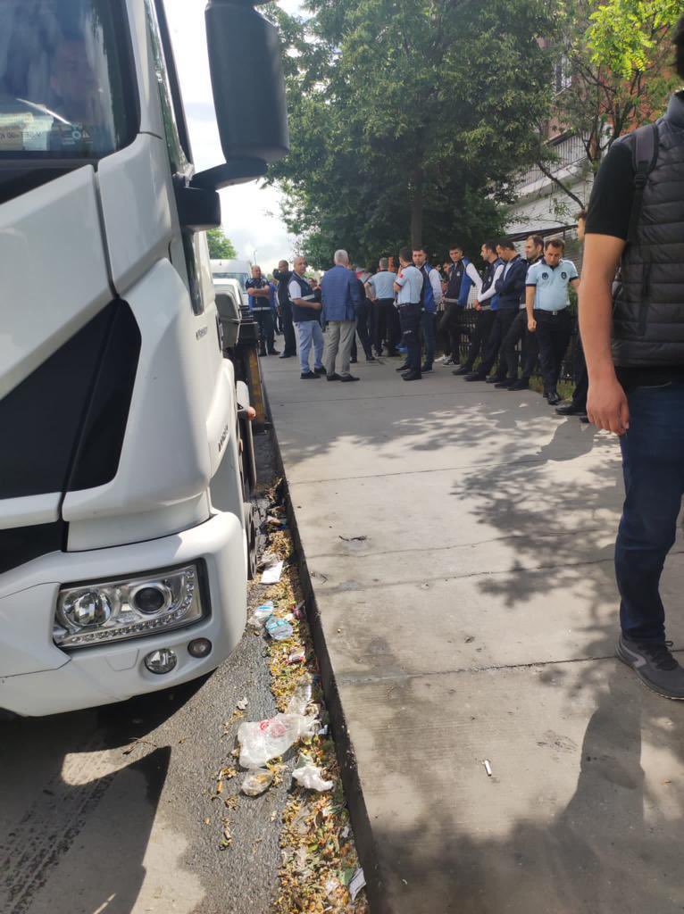 alpertasbeyoglu's tweet photo. Beyoğlu Belediyesi, Fetihtepe 3550 numaralı adada zorla dönüşüm yapılarak halk ev ve dükkanlarından çıkarılıyor, elektrik, doğalgaz ve su kesiliyor.

Halka rağmen, halkın onayı alınmadan zorla kentsel dönüşüm olmaz. https://t.co/aOZ0Nsz6i7